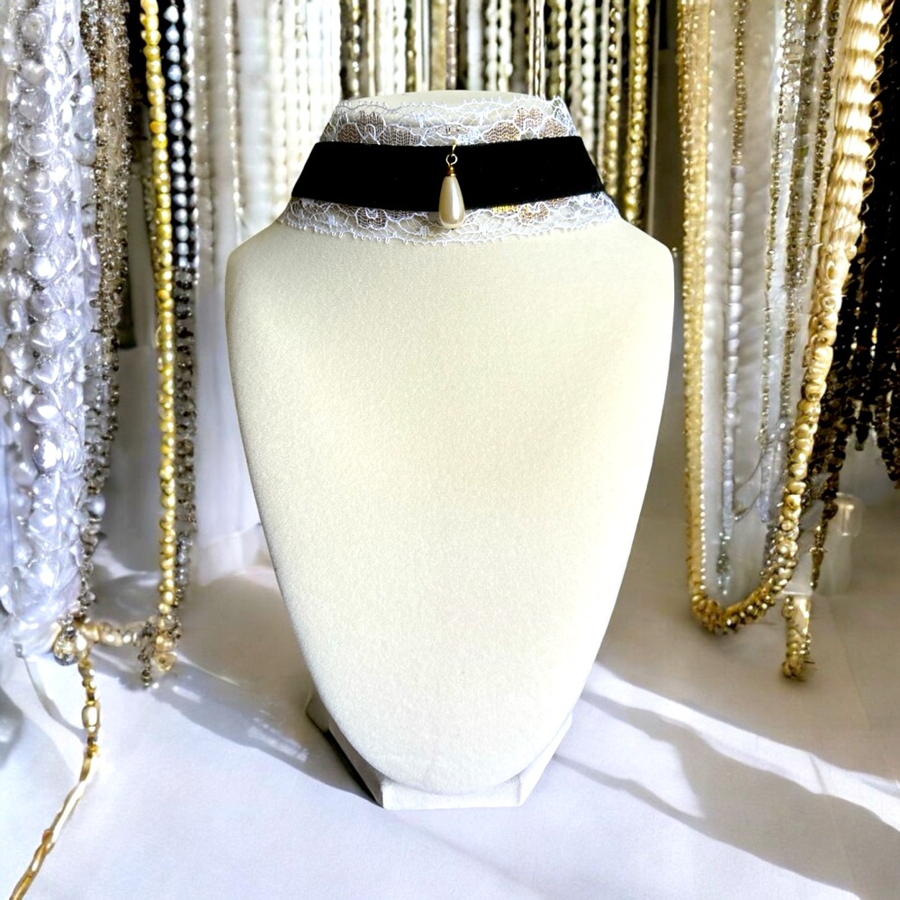 Black Velvet & Gold Lace Choker Gold Tone Pearl Charm & Key 1 3/4”W  14”L